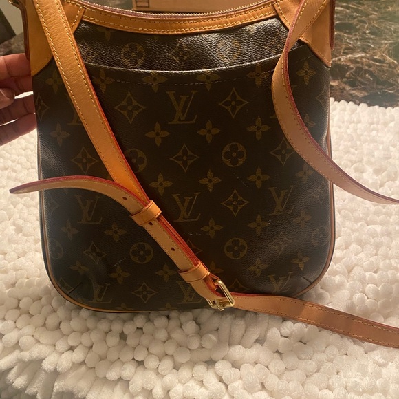 Louis Vuitton. Please see pictures with scratches used condition 100% authentic - Picture 15 of 16